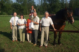 Zwycięzca w kategorii "Najładniejszy Zaprzęg ", od lewej : Burmistrz Kolbuszowej p. Jan Zuba , ja, Lek wet. A. Starzec, hodowca koni Jan Rumak, dyrektor skansenu p.Jacek Bardan, ogier Sobar, w tle współorganizatorka wystawy - Ewelina Nazimek "Zagroda Jeździecka "Mustang".